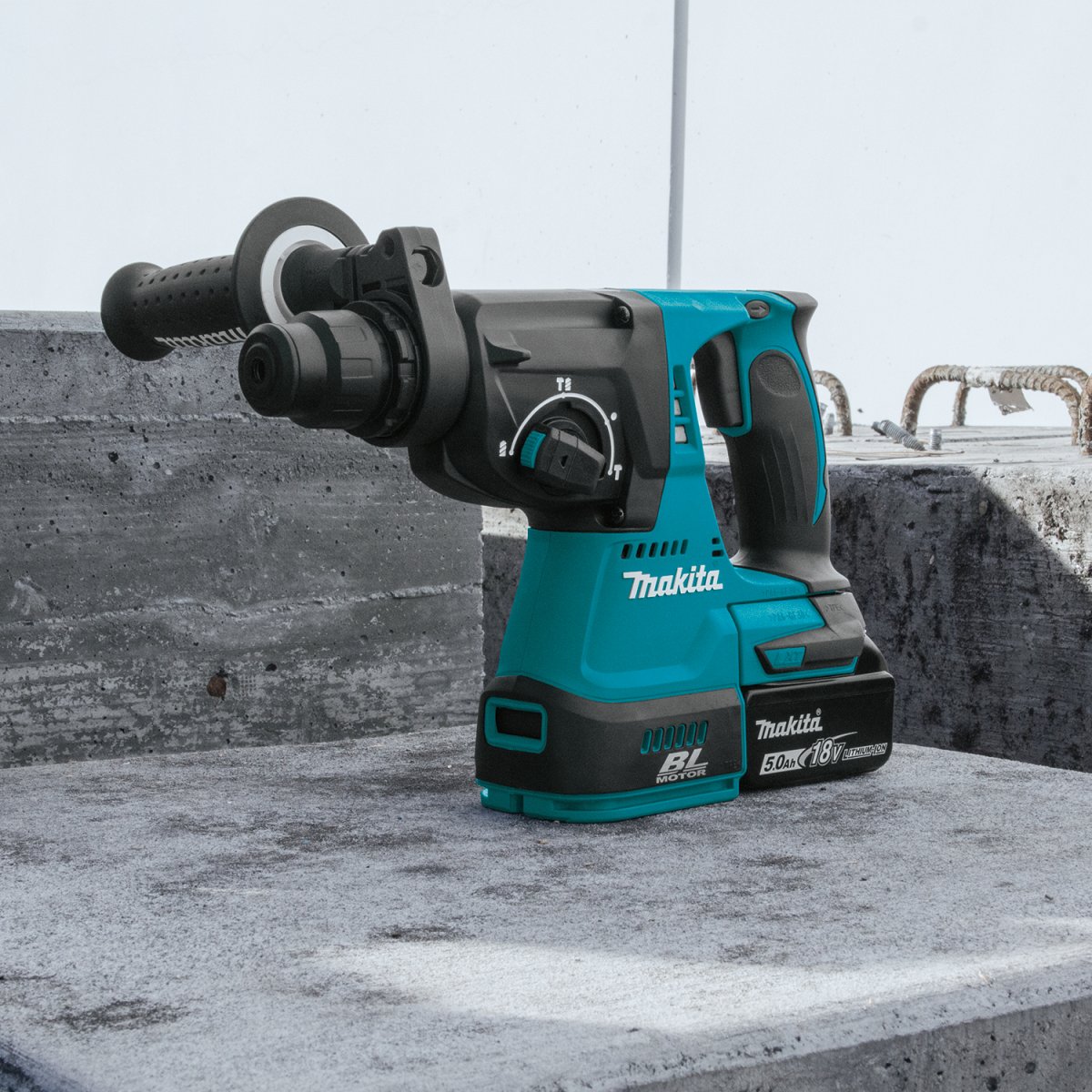 18V LXT® Lithium‑Ion Brushless Cordless 1" Rotary Hammer (5.0Ah) Makita