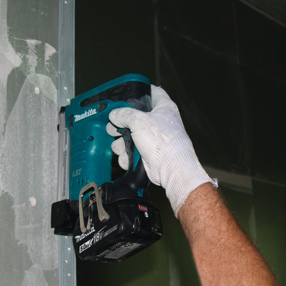 18V LXT® Lithium‑Ion Cordless 3/8" Crown Stapler (5.0Ah) Makita