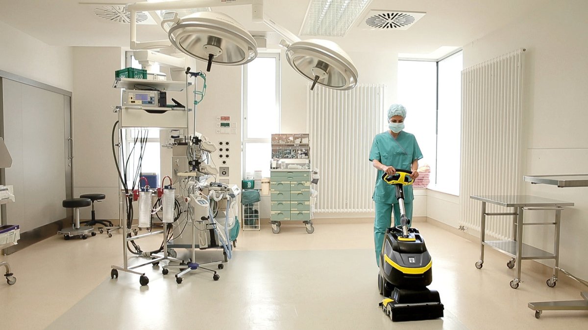 Walk-Behind Compact Floor Scrubber BR 35/12 C Bp Karcher