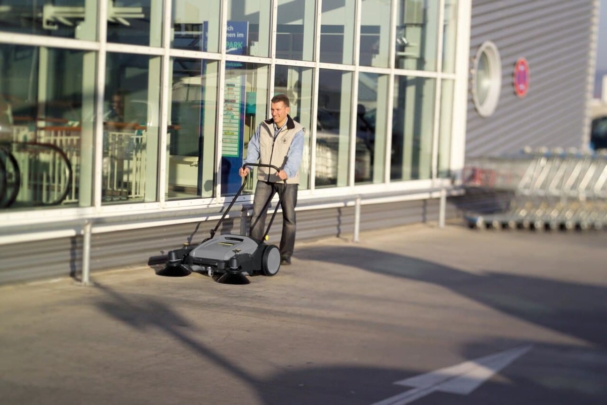 S*k様 kudos 20ss セットアップ チャコールグレー Walk-Behind Floor Outdoor Push Sweeper KM 70/20 C 2SB | Karcher