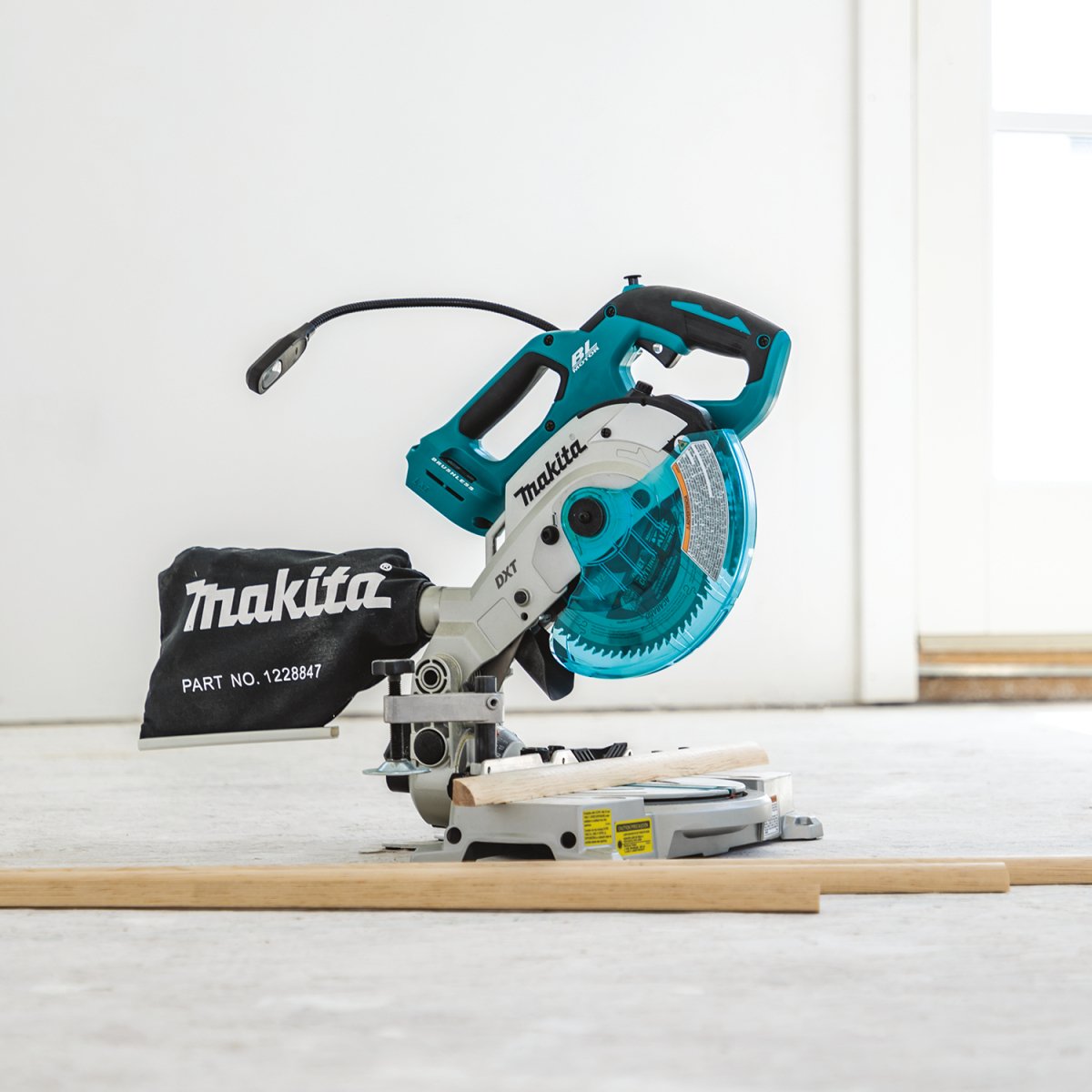 18V LXT® Lithium‑Ion Brushless Cordless 6‑1/2" Compact Dual‑Bevel Compound Miter Saw with Laser Makita
