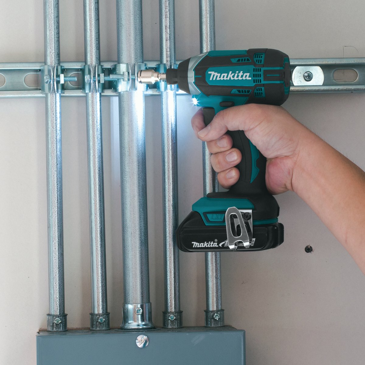 18V LXT® Lithium‑Ion Compact Cordless Impact Driver (1.5Ah) Makita