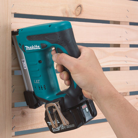 18V LXT® Lithium‑Ion Cordless 3/8" Crown Stapler (5.0Ah) Makita