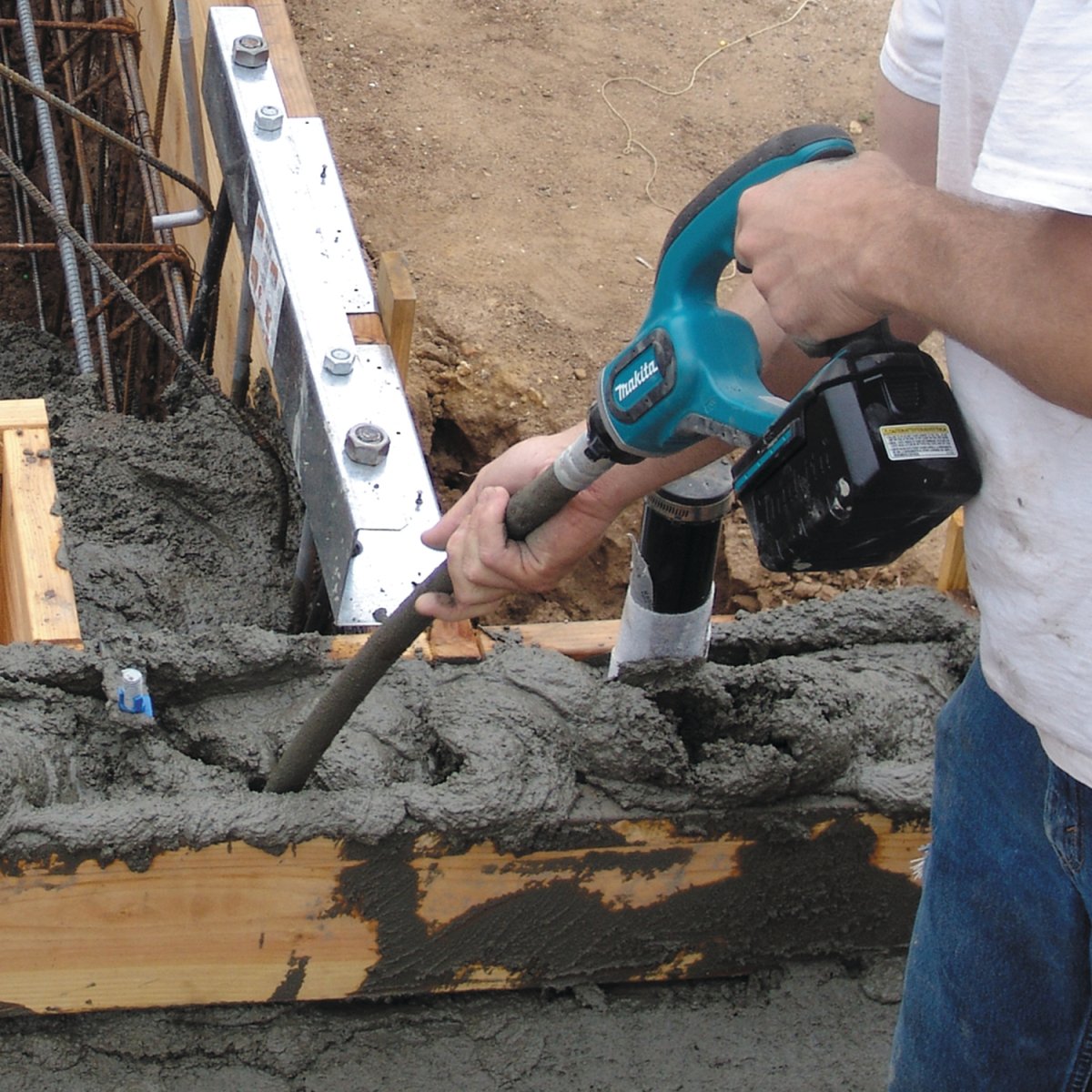 18V LXT® Lithium‑Ion Cordless 4' Concrete Vibrator Makita
