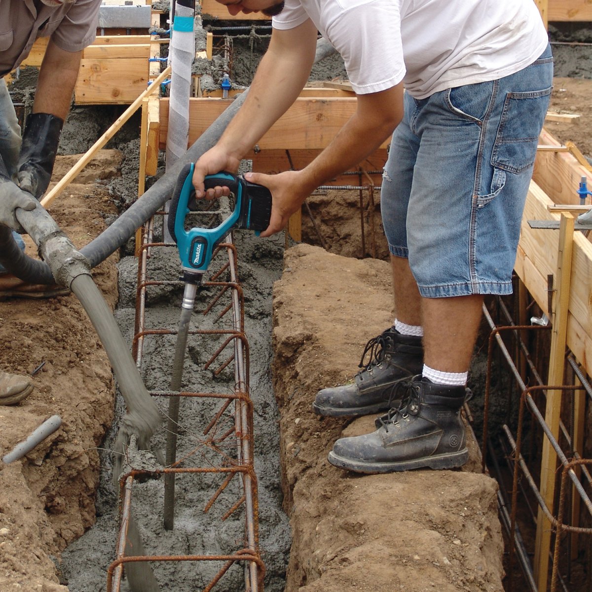 18V LXT® Lithium‑Ion Cordless 4' Concrete Vibrator Makita