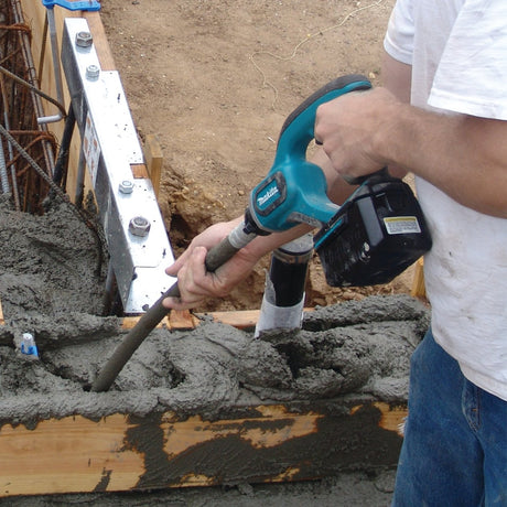 18V LXT® Lithium‑Ion Cordless 8' Concrete Vibrator (5.0Ah) Makita